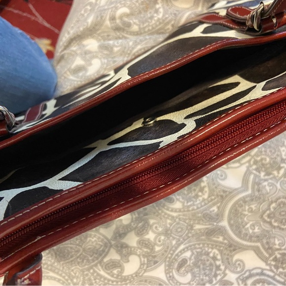 Nine & Co. Giraffe Print Tote with Red Trim & Matching Wallet - Picture 8 of 16